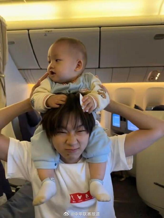 全红婵回家过年开启带娃模式 婵妹还是个孩子，就开始带孩子了，哈哈！ 