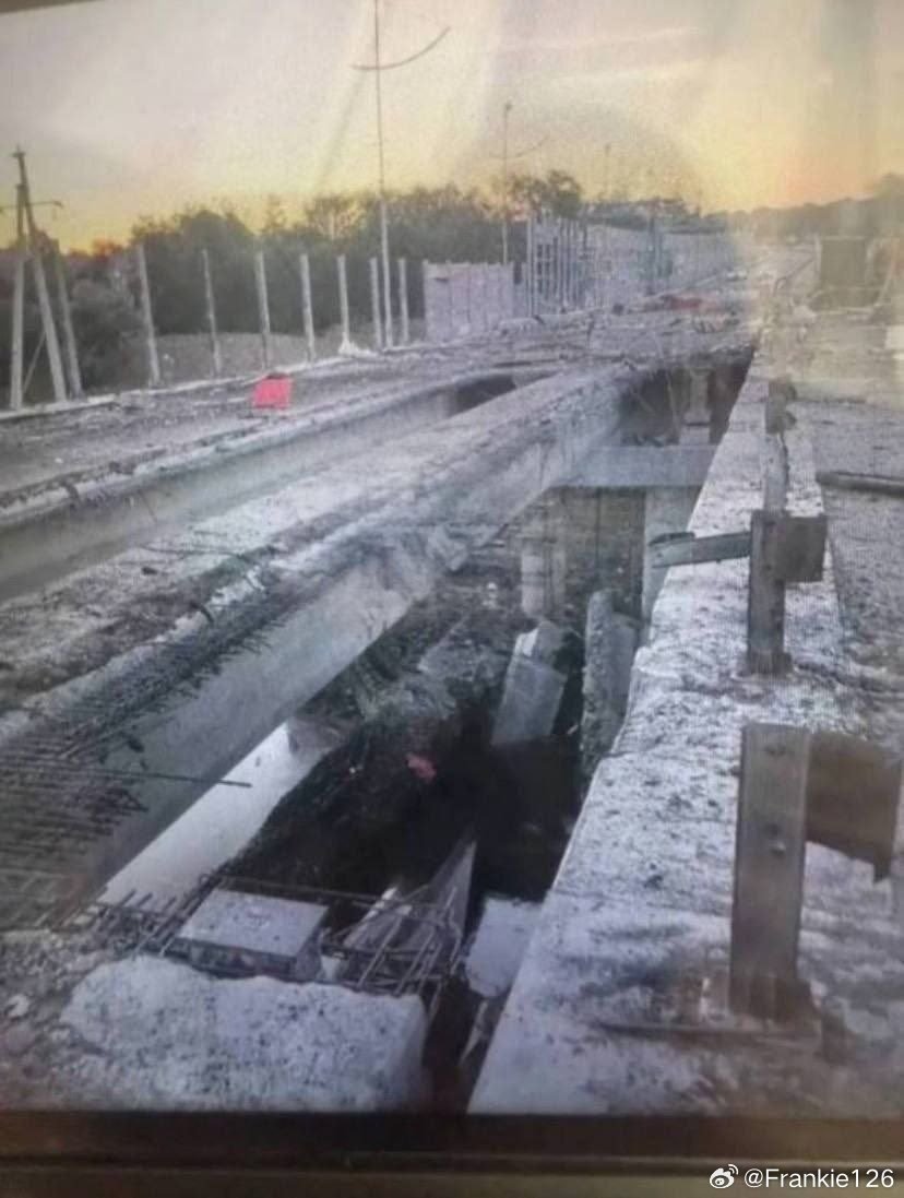 俄佔頓涅茨克州的新亞佐夫斯克（Novoazovsk）一座被摧毀的公路橋。 