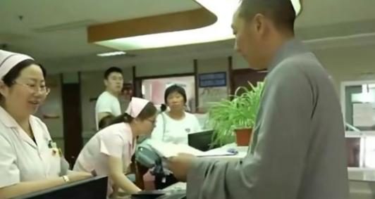 2012年，一和尚开豪车带着孕妇来医院生孩子。医生问：“父亲是谁？”和尚双手合十