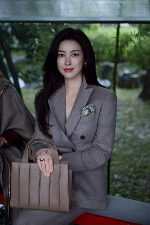 朱珠这穿搭太显熟女格调，花灰双排扣西装+手提包，优雅干练知性