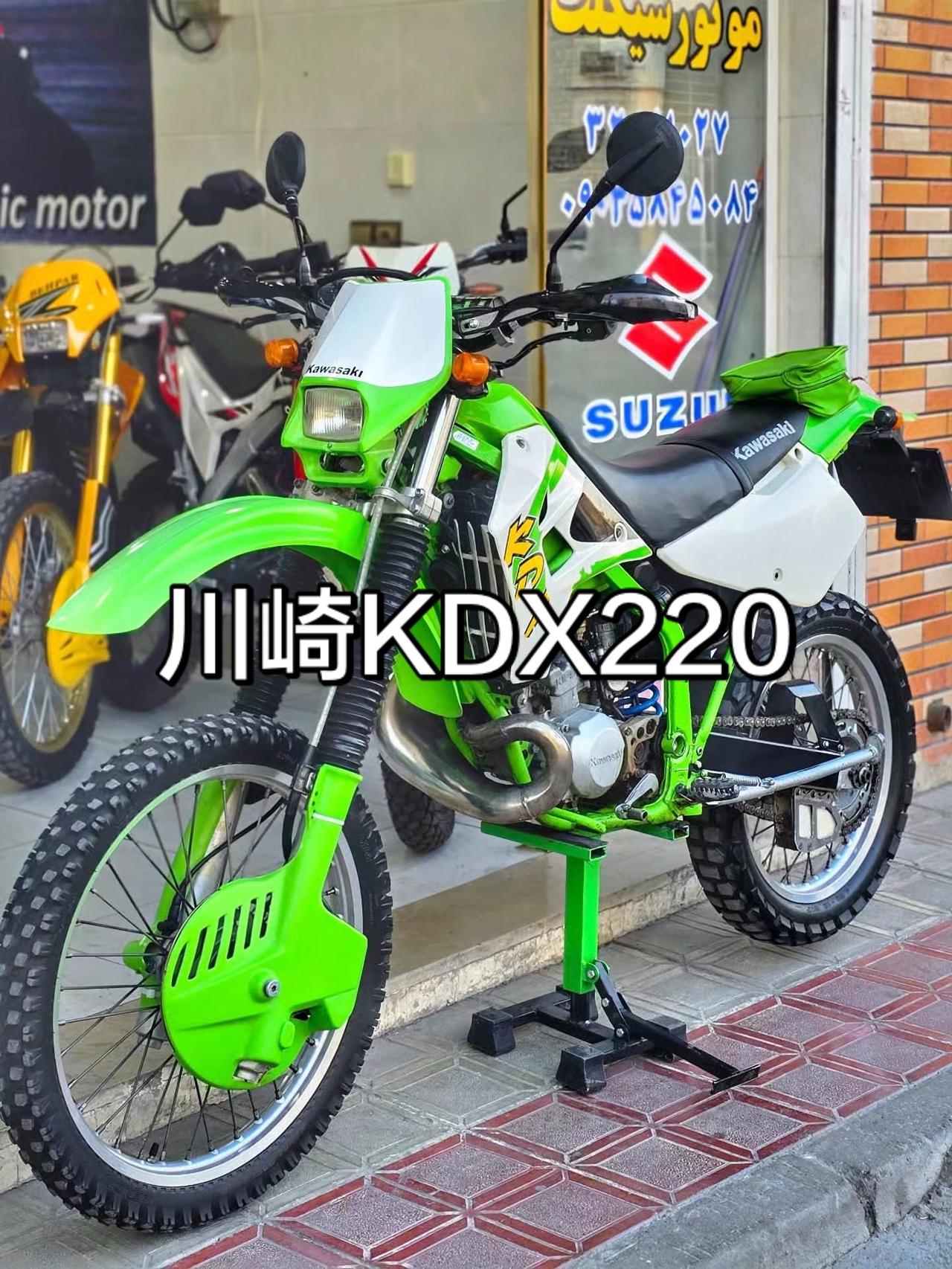 经典的二冲程绿色越野摩托车川崎KDX220。越野摩托车 二冲程
