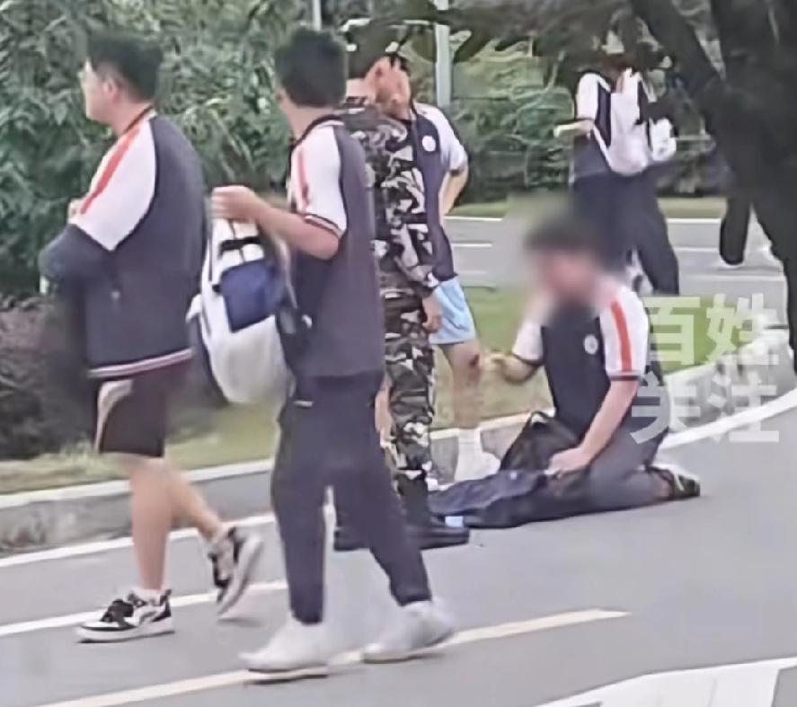 双方都是学生，一方给另外一方下跪，算不算被霸凌？



“老师逼迫学生下跪？”近