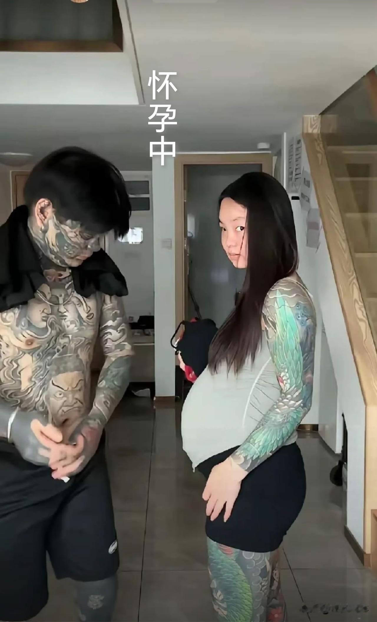 这对夫妻是个狠人！
纹身纹遍全身，一脸的骷髅💀猛一看像是烧糊了，所幸生的孩子白