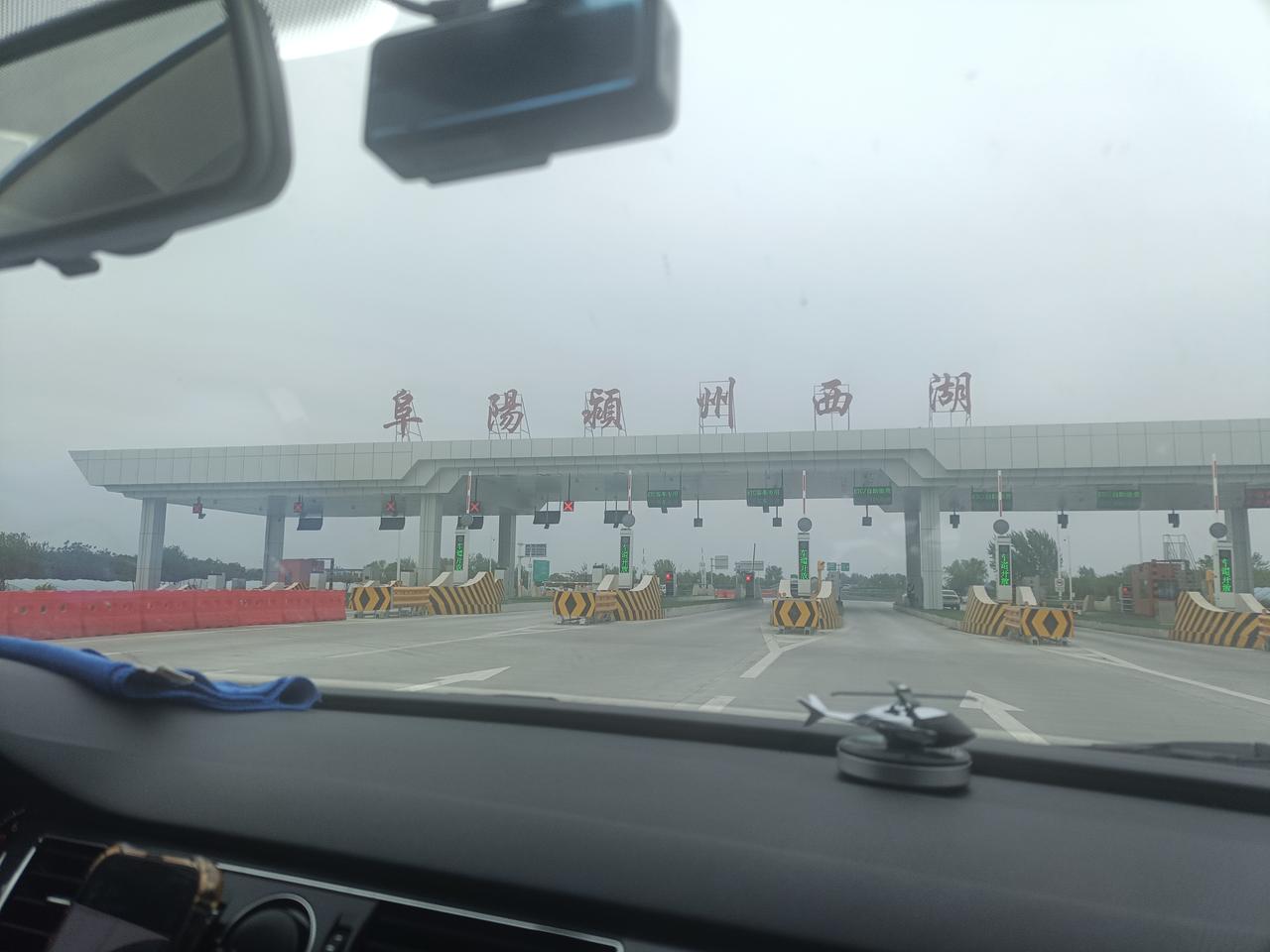 办案不耽搁欣赏美景。
我曾游览过杭州西湖、扬州西湖，到阜阳办理案件时，才知晓阜阳