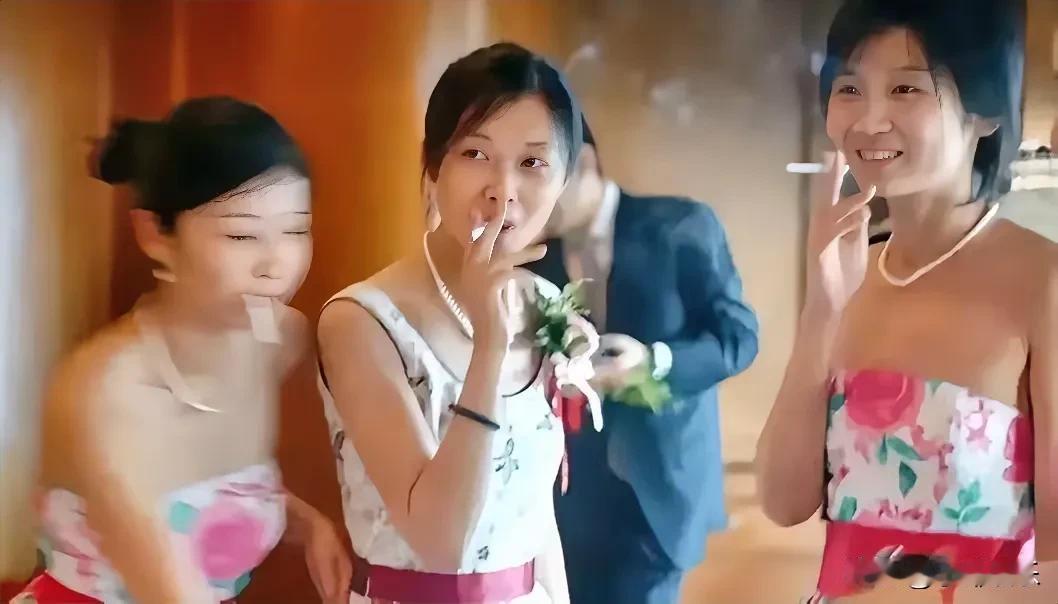 徐静蕾是个老烟枪，走到哪里抽到哪里，抽着烟，聊着天，生活不要太惬意。她是个随性的