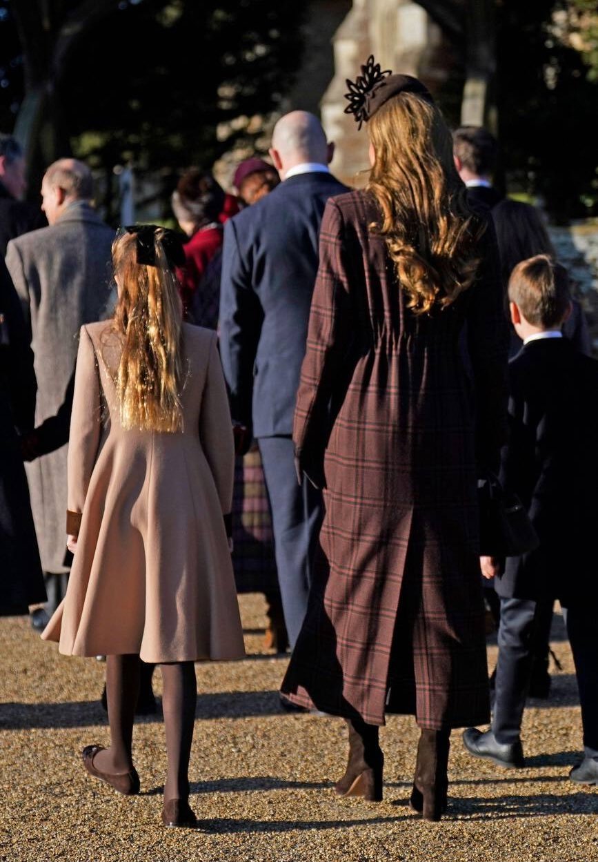 母女俩的背影照~katemiddleton