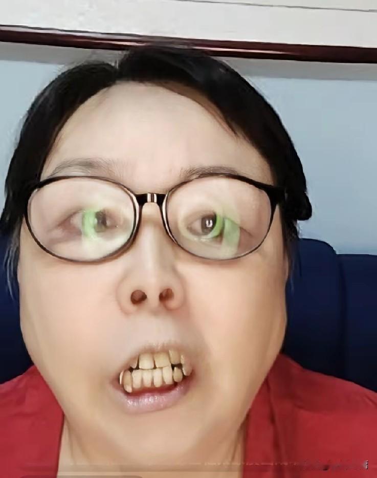 老太太也不容易，每天直播叨叨叨。
你说单纯为了打发时间和热爱吧，我真的不相信，毕