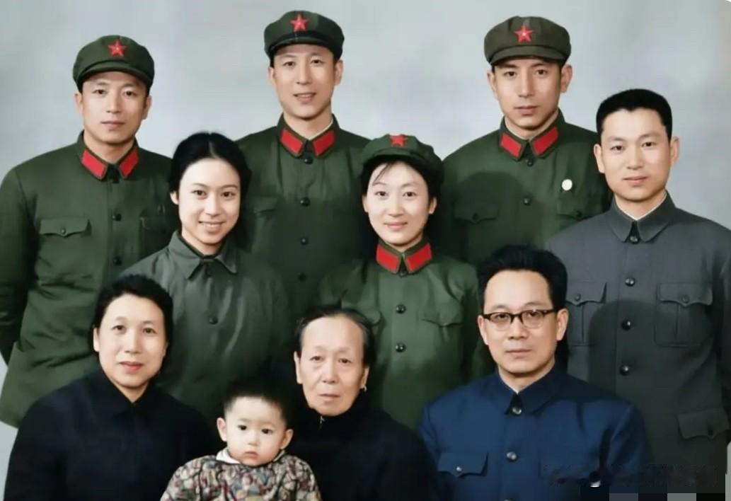 70年代，谷牧携夫人牟锋与母亲、长子刘念远、次子刘会远、三子刘历远、四子刘宪远、