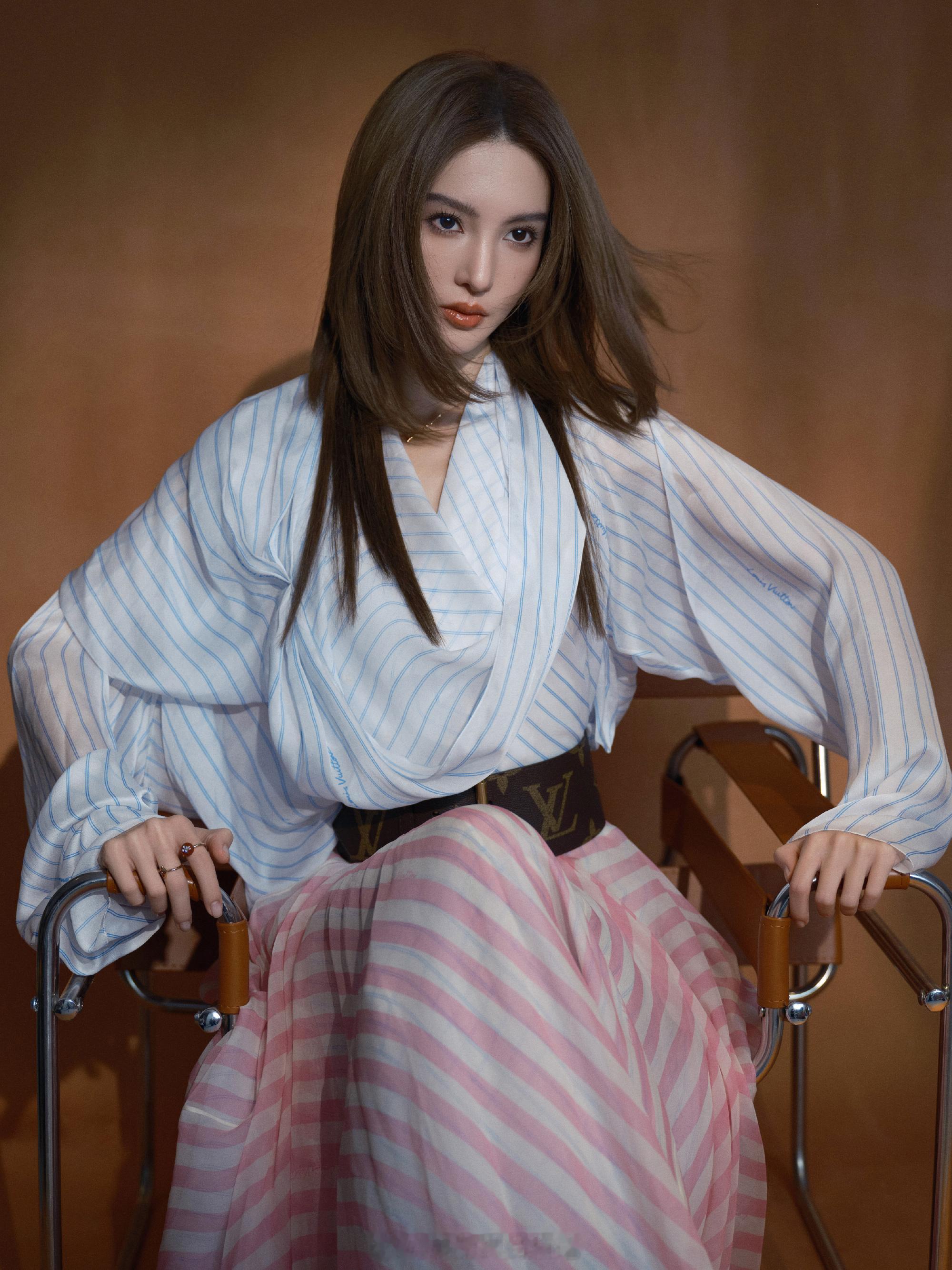 金晨轻盈薄纱交映柔美姿态 
