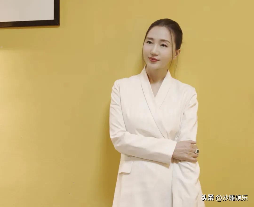 歌手阿朵，太无奈了！

3月31日，许久没有消息的歌手阿朵突然登上热搜，不是因为