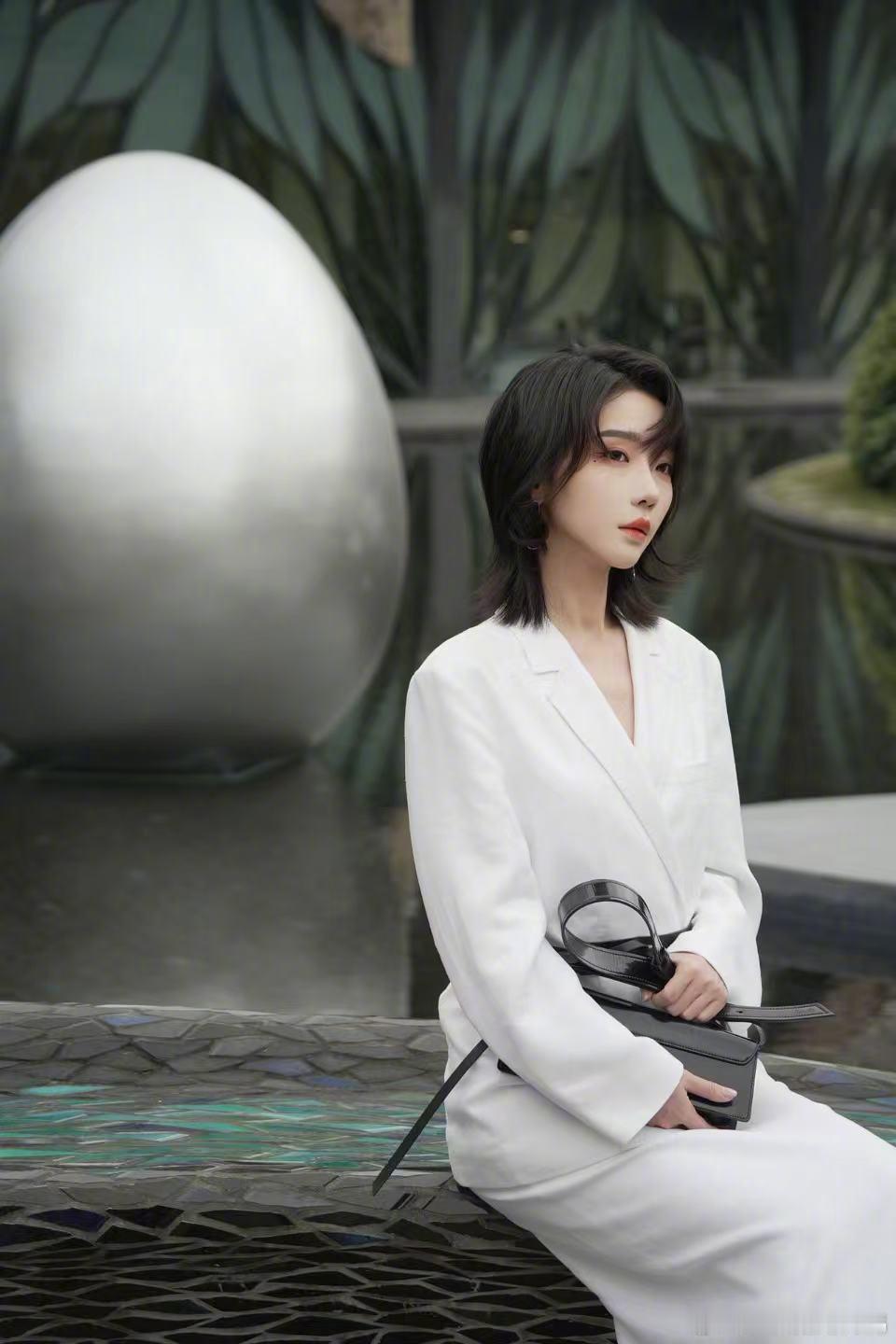 刘恋把松弛感玩明白了 刘恋的看秀造型姐感十足，简约廓形混搭精致细节，自在又高级。