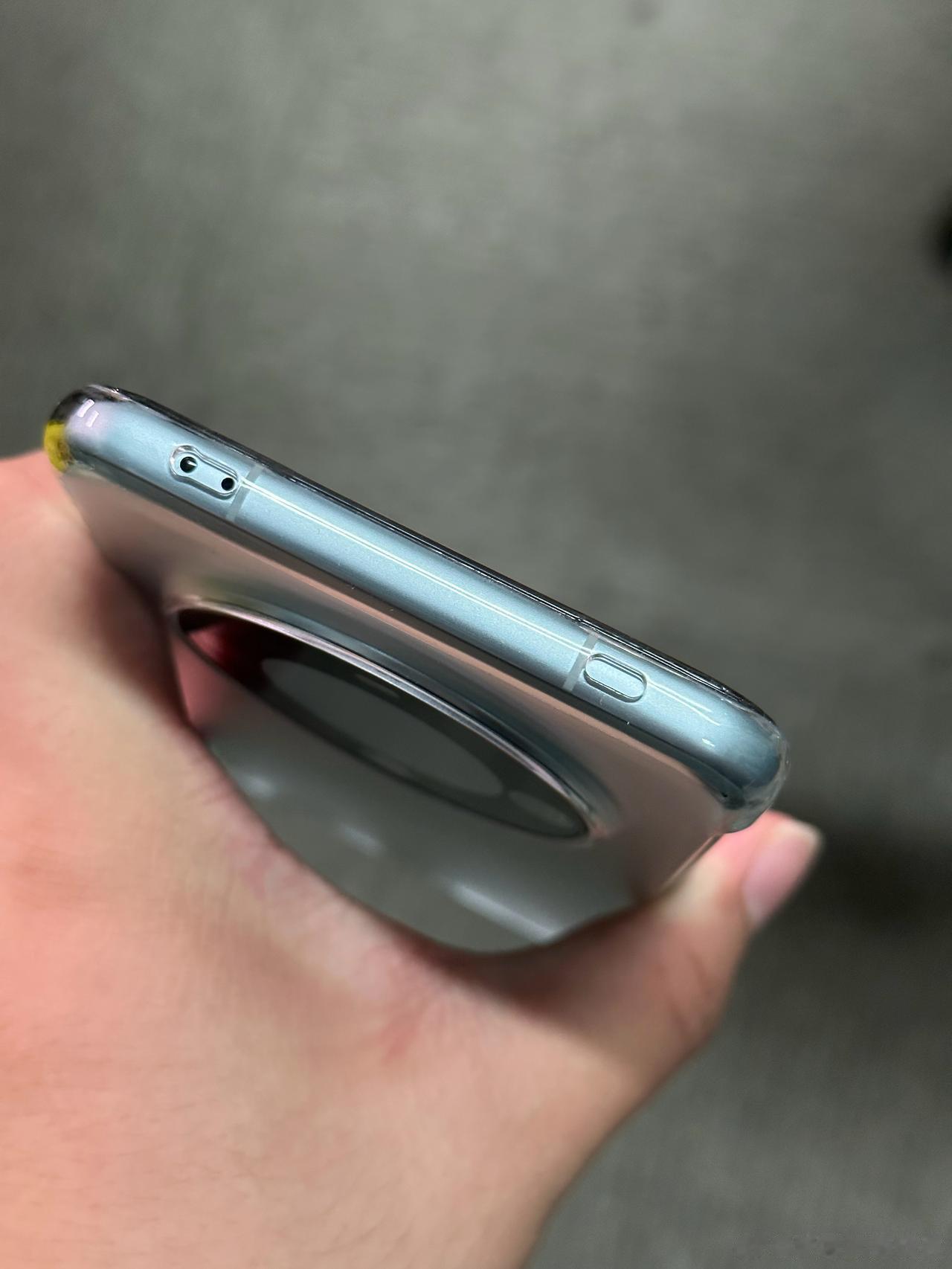 不懂就问，Mate60Pro随机附送的手机壳为啥有个“莫名其妙”的镂空？是干嘛的