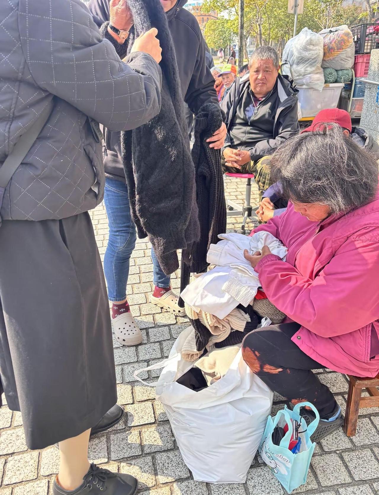 我有更多的時間來關心關懷戶了，今天他們問我你跑去哪裡了？怎麼都沒有來看我們。 年