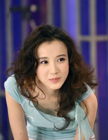 萧蔷是这届浪姐中美貌与智慧皆有的一位姐姐。萧蔷是中国文化大学毕业的。可以讲台女艺