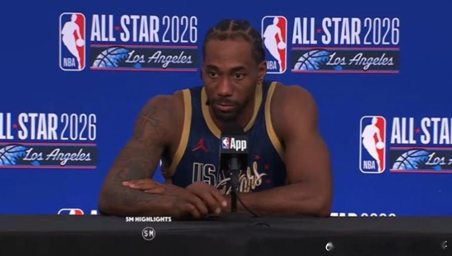 NBA全明星正赛冠军赛，美国星条队21-47不敌美国新星队，小卡在比赛结束后接受