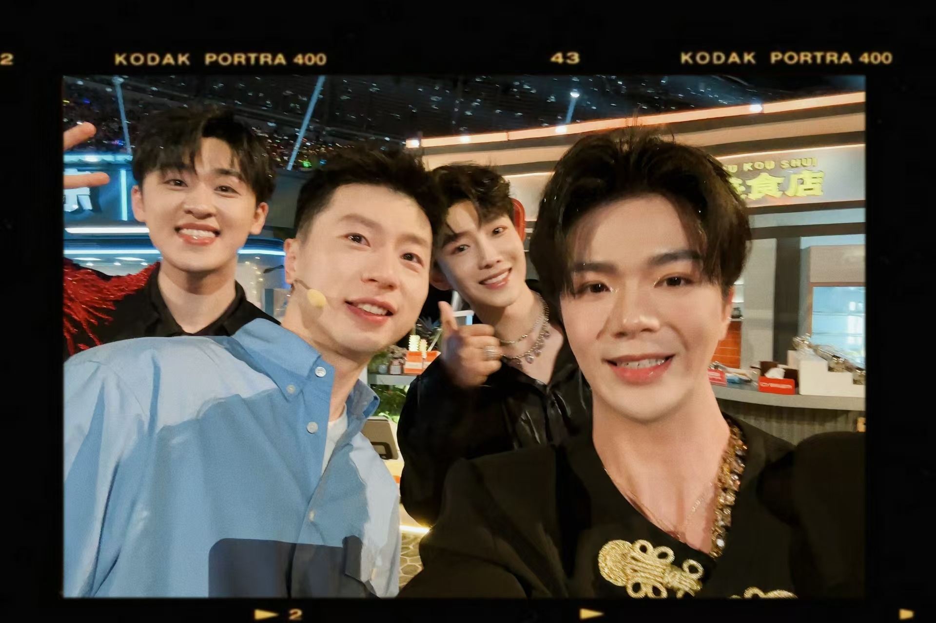 是新的合照！求求大家摩多摩多🥺🥺🥺一定不止这些吧我知道 