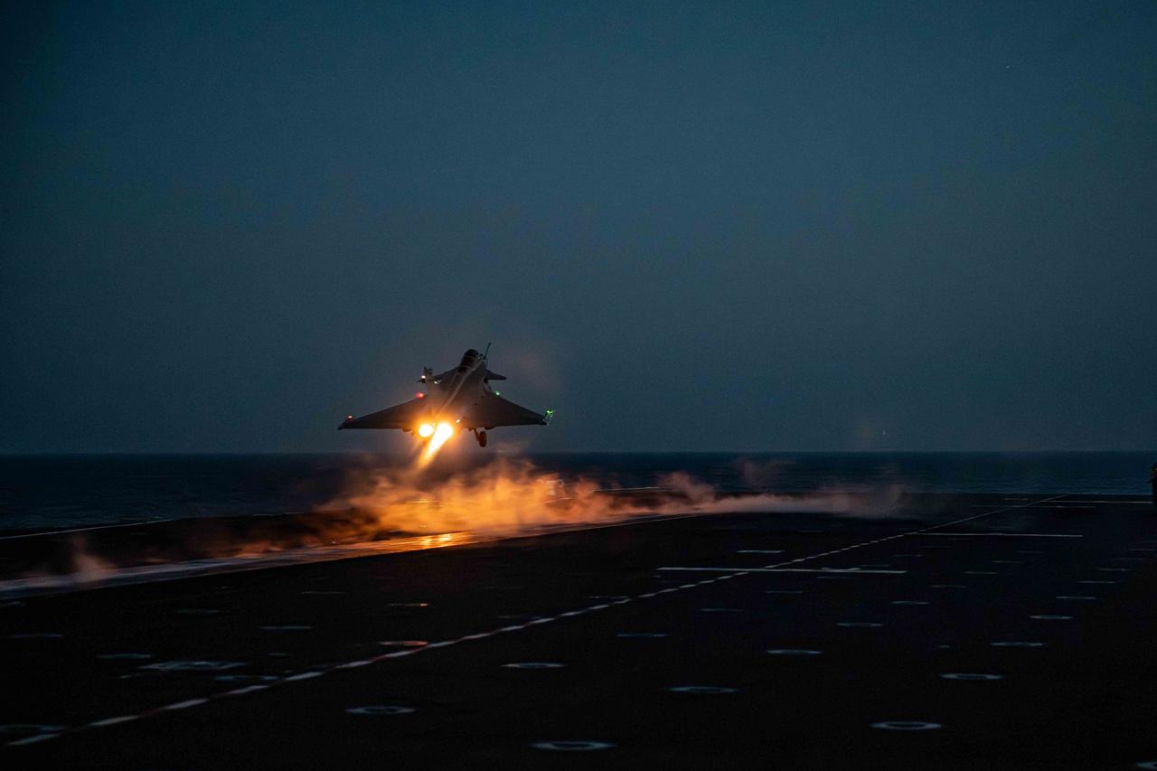 “阵风”战斗机演练夜间出动（蛋糕乐号航舰）