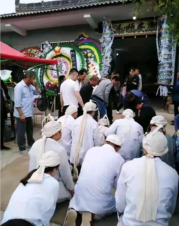 “真荒唐！”广西南宁，一男子突然接到医院电话，告知他的母亲情况不好，让男子赶紧过
