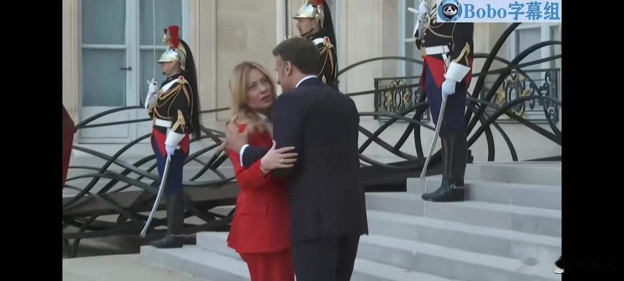 马克龙和梅洛尼的贴面礼，氛围感直接拉满！
    “家人们谁懂啊！马克龙这女人缘