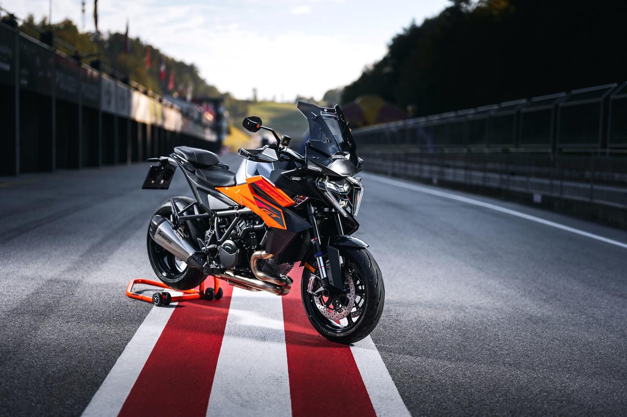 KTM 发布 2027 款 1390 Super Duke GT 预告

KTM