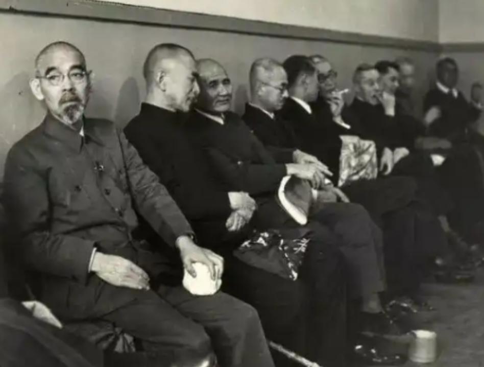 1947年，日本战犯中野久勇谎称拉肚子去上厕所，窜到一间办公室，直接翻窗跳出，然