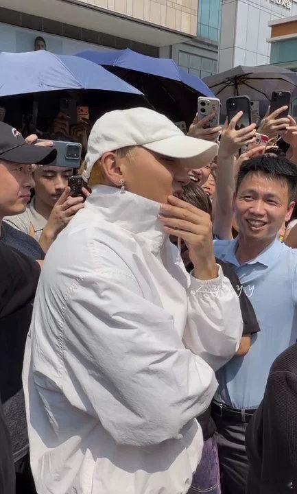 黄子韬被挤成啥样了黄子韬被挤成啥了………黄子韬想上厕所快憋不住了既心疼又好笑，孩