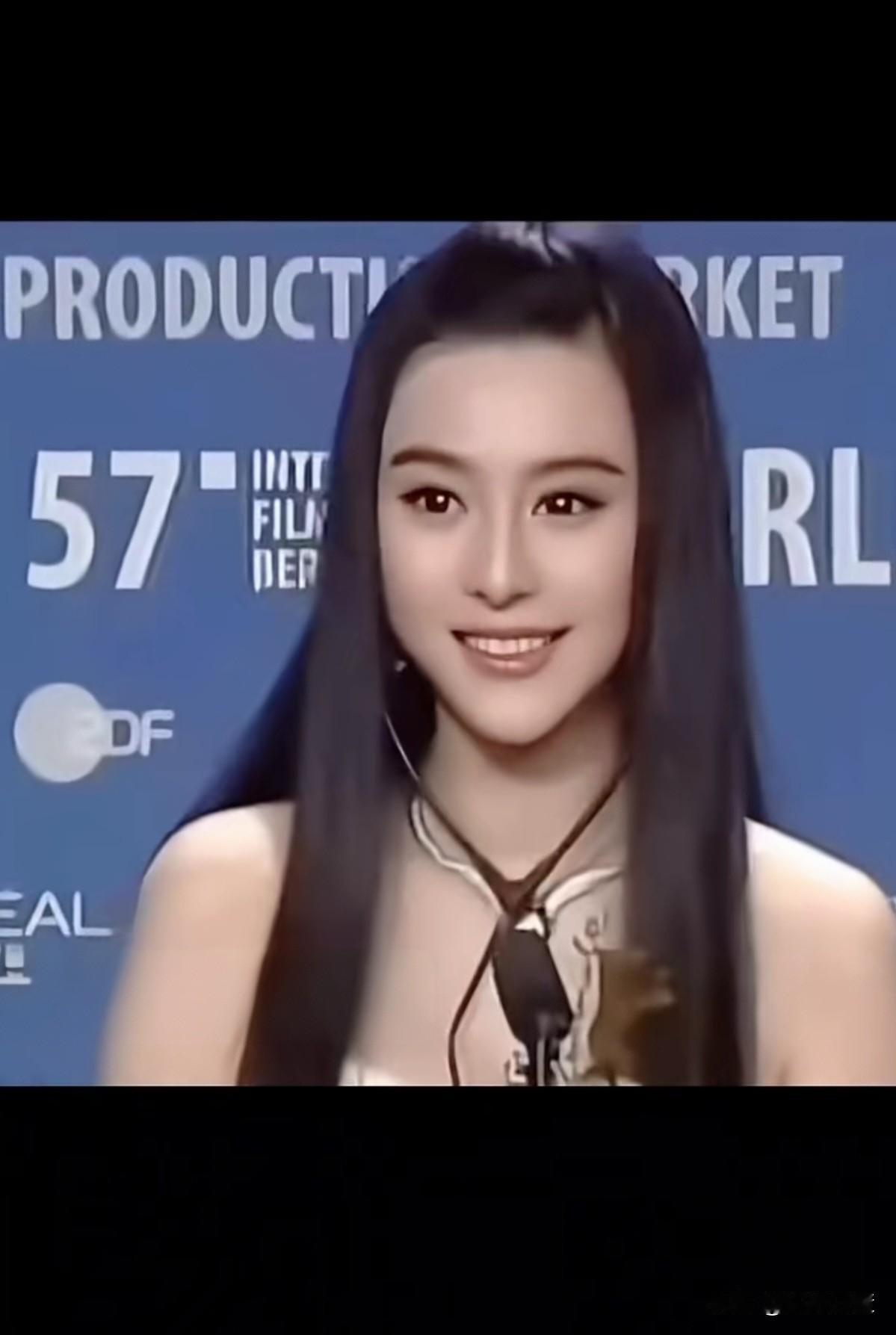 二十年过去，
曾经的顶级巨星，顶级豪门，
如今也低调了。

从前干净无邪的眼神，