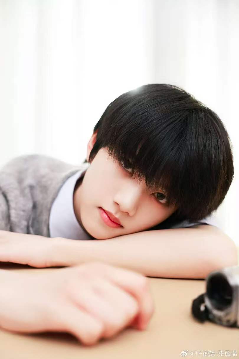 张函瑞带着镜头记录青春张函瑞每一瞬间都是独家记忆  好喜欢这套妆造！ 