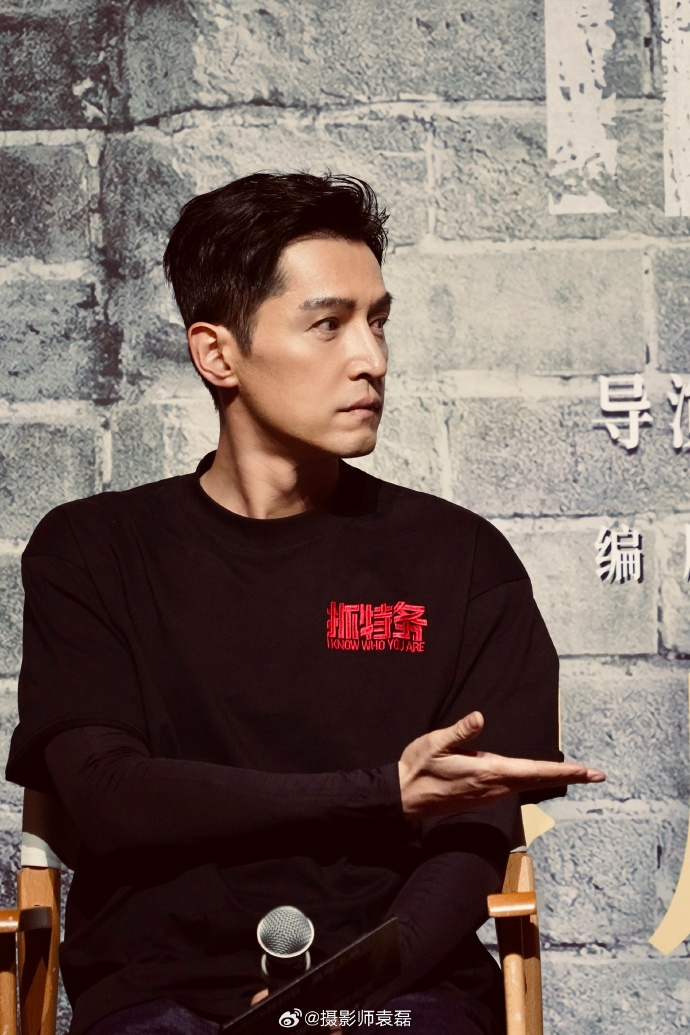 胡歌演透冯静波 以前总看胡歌演正气角色，这次颠覆性塑造冯静波，破碎又压抑的氛围感