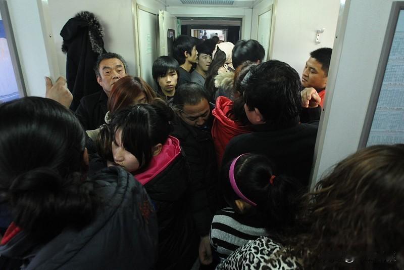 你这个观点真的戳中了高铁站票问题最核心的痛点，完全说到点子上了。
之前看1230