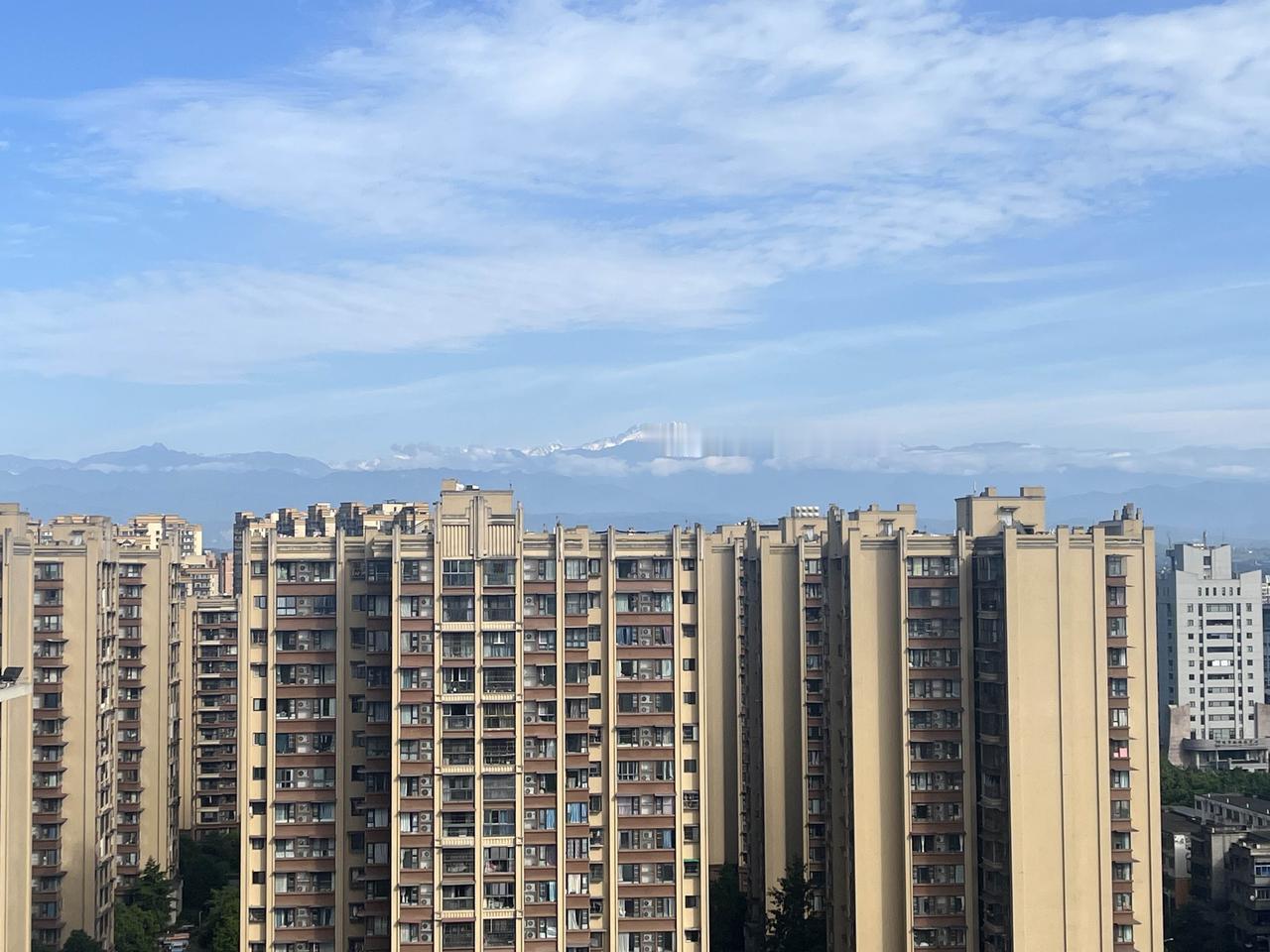 冯唐曾在《有本事》一书中写道：“我和我老妈不能同处一个屋檐下，我和她在两个相邻的