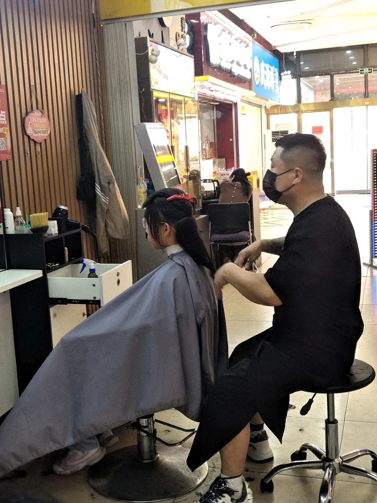 现在南京的快剪理发店，几乎遍布各大商超，理发的价格在十元至十二元，唯一的缺点是不