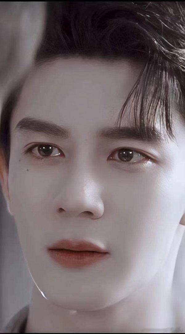 夏之光眼神好强的压迫感 光daddy这个称呼叫出口的瞬间，就知道大家都被他的气场