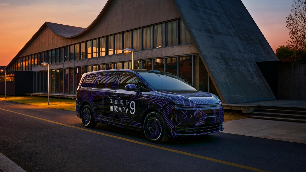 鸿蒙智行在“1209五界直播”中正式公布其命名——智界V9，随后在12月23日举