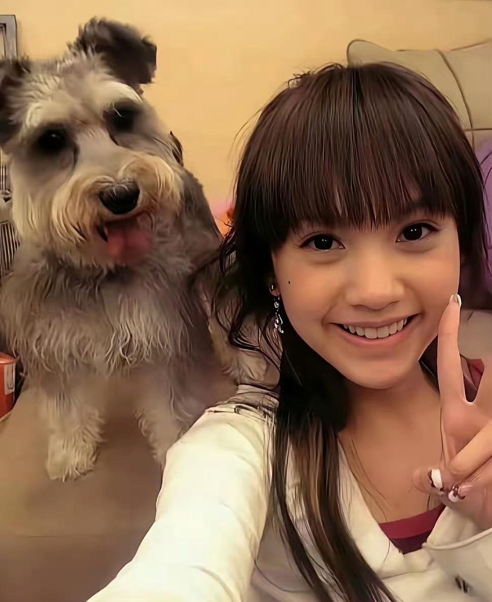 杨丞琳和李荣浩在一起久了越来越有夫妻相了。杨丞琳原本的卡姿兰大眼睛，和李荣浩在一