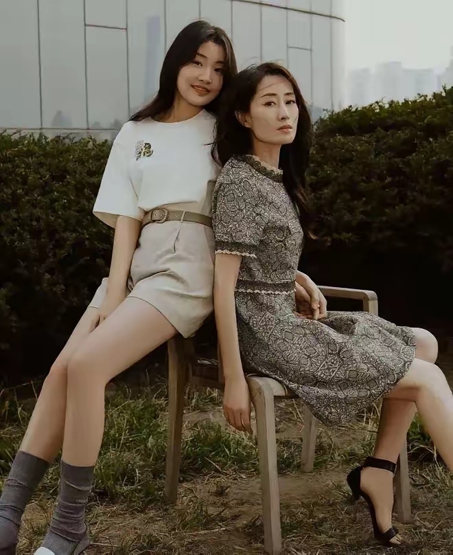 刘敏涛的女儿已经这么大了！看看她的颜值，真是不得了，甚至比妈妈还要漂亮。我想，这