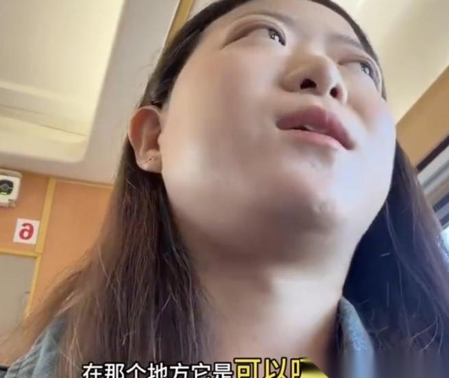 5月6日报道，女子乘坐火车时，发现车厢连接处有乘客抽烟，浓烈烟味影响自身乘车体验