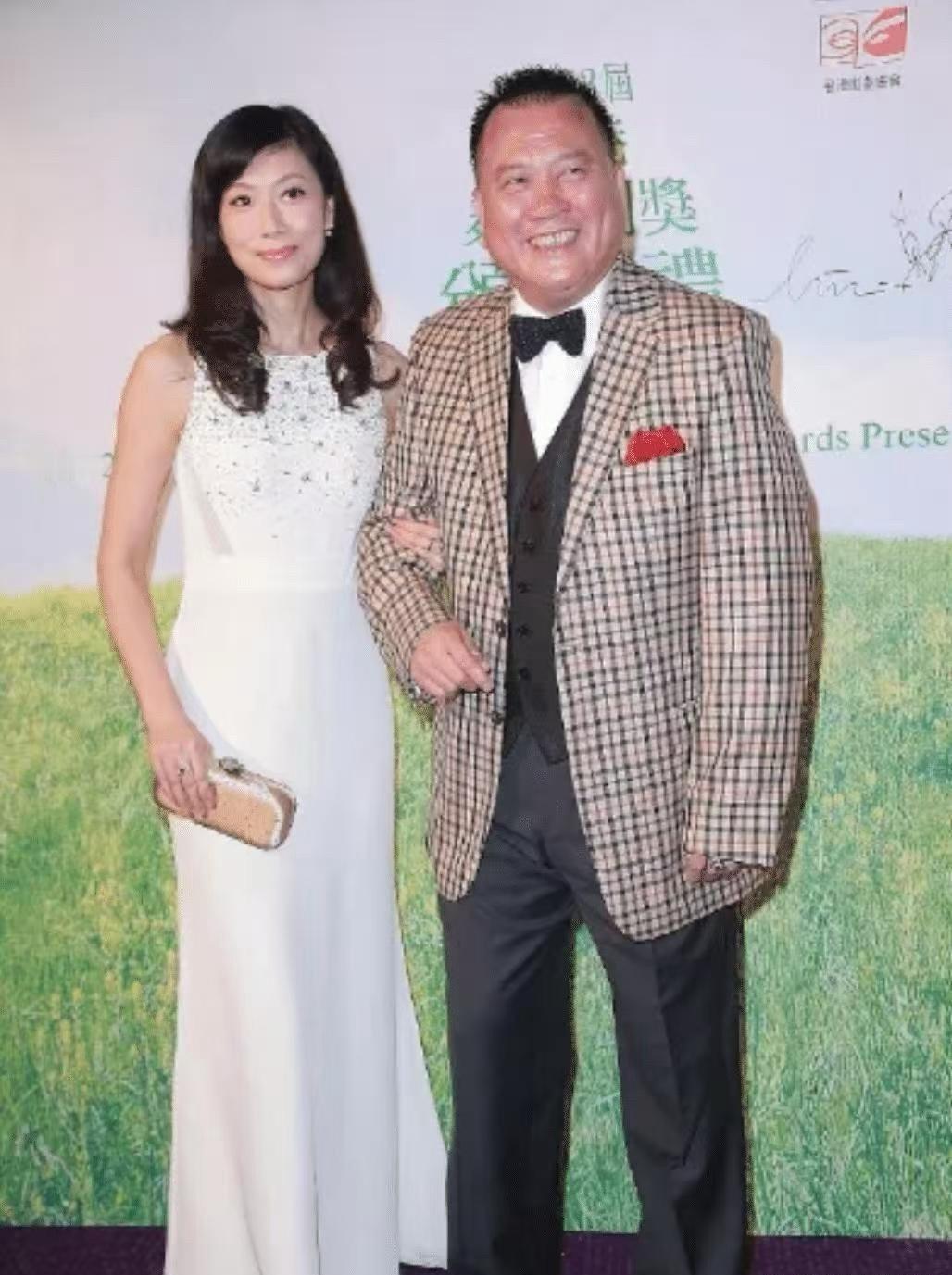 万梓良携娇妻现身，妻子身材窈窕气质不输女星，年龄差16岁像父女！ 