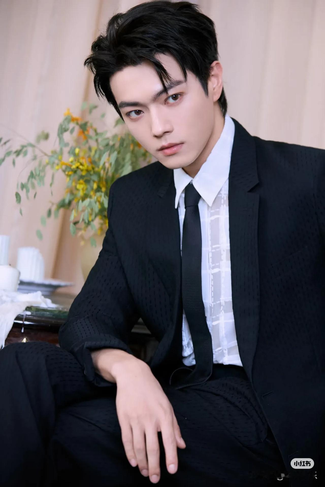 许凯今日Fendi活动造型来了，真标致！