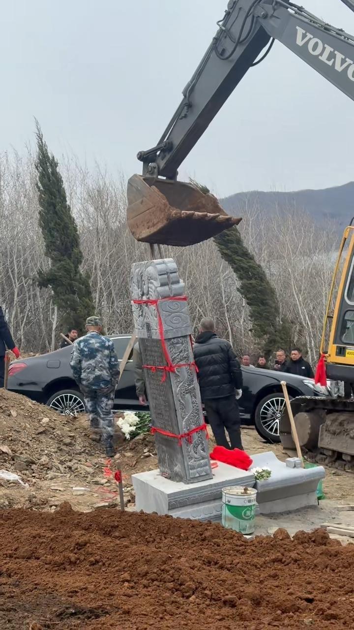 辽宁一8888号牌奔驰车，疑被当陪葬品下葬，当地回应


4月的辽阳，春风还没真