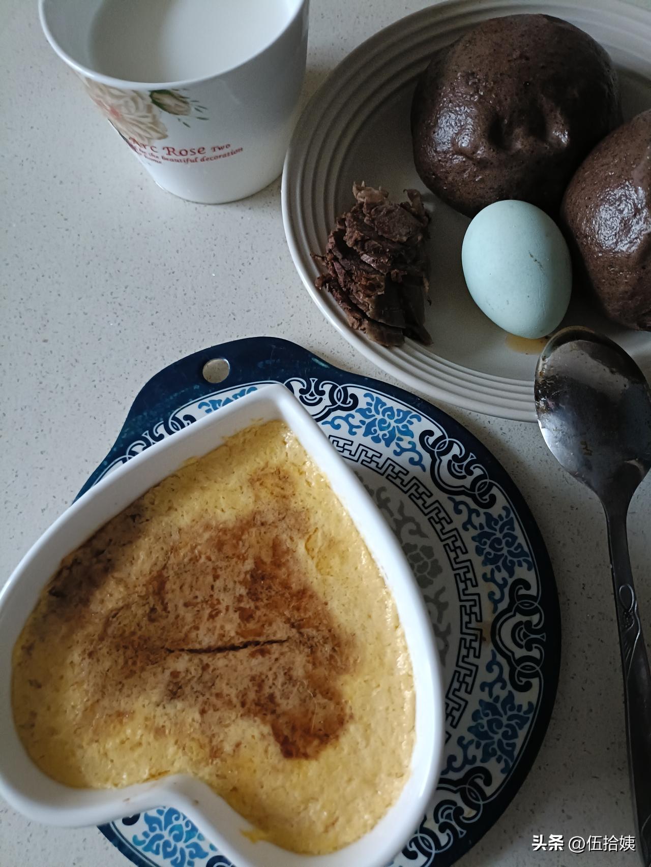 50+老阿姨的早餐：
自制的五黑馒头，鸡蛋，牛奶，几片牛肉；
老同志昨晚酒多了，