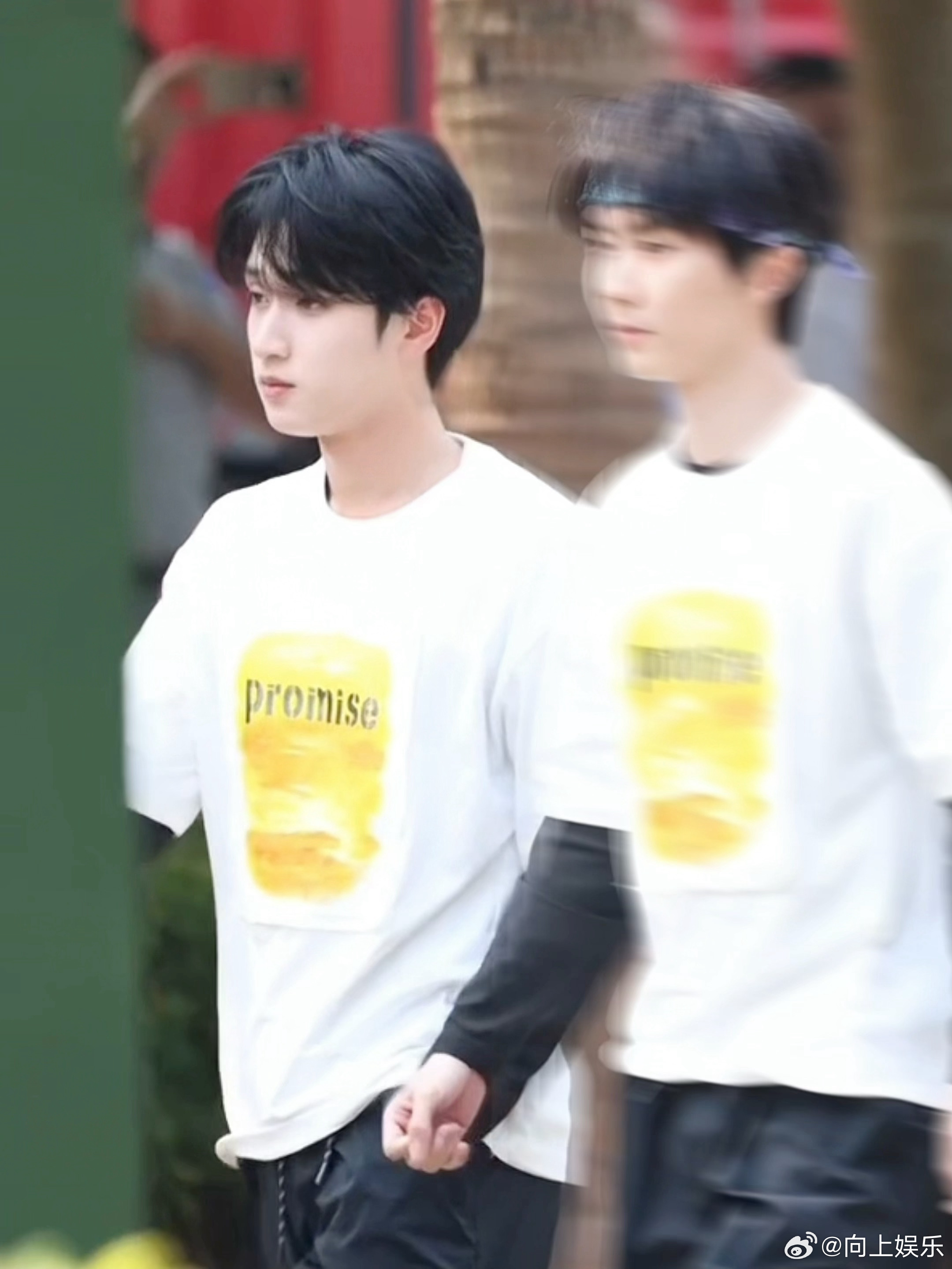 严浩翔跑男上班状态 严浩翔跑男上班路透，清爽白T，期待撕名牌！  严浩翔