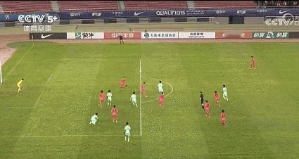 上半场最后一分钟，U16国足终于扳平比分。由于上半场丢球较早，中国队在丢球后不断