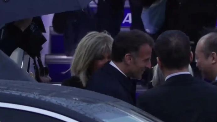 马克龙夫妇访日遭天气“下马威”，狂风暴雨吹翻雨伞，红毯也没铺！

3月31日，法