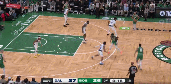 仅差半步！塔图姆险些完成单手劈扣！
在今天NBA常规赛凯尔特人与独行侠的第二节比