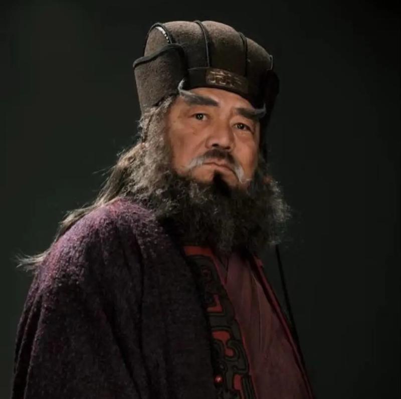 董卓这辈子最大败笔，就是认了吕布当干儿子，不然三国里的曹操，大概率就是他

当初