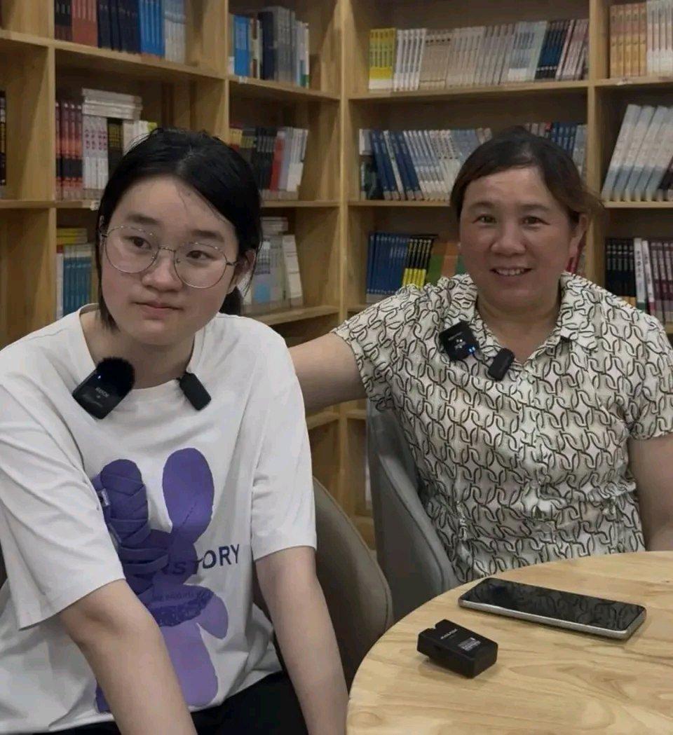 妈妈扛钢管供女儿读书，女儿高考分数被屏蔽，母女相拥而泣！这位伟大的妈妈，每日在工