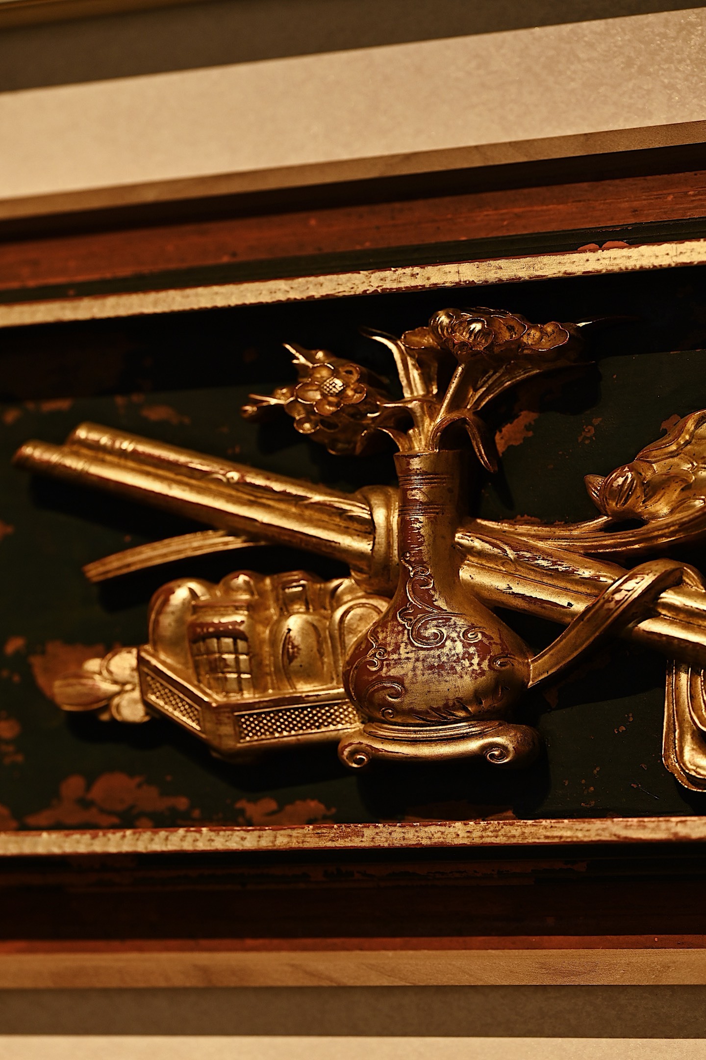 老物件 | 瓶花清供 挂屏花板岁月感十足，宝光内蕴，雕瓶花富贵吉祥，清供博古风格