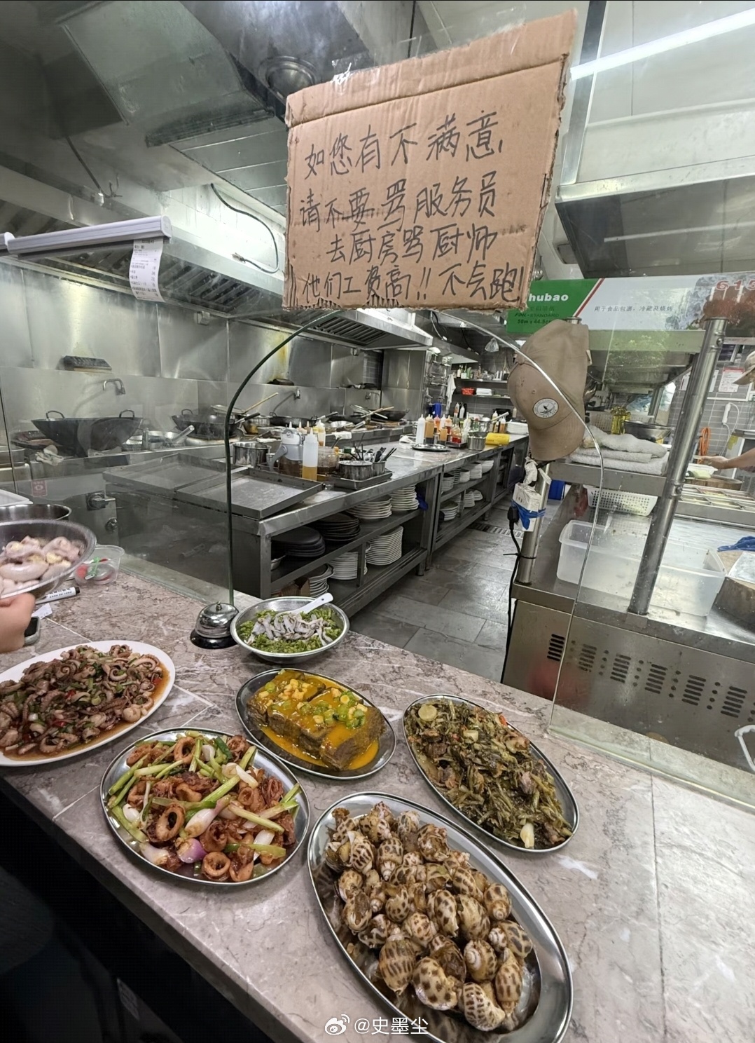 最近这是什么梗，我昨天在一个商场也看到:东西不好吃别骂店员，现在人不好招，要骂就