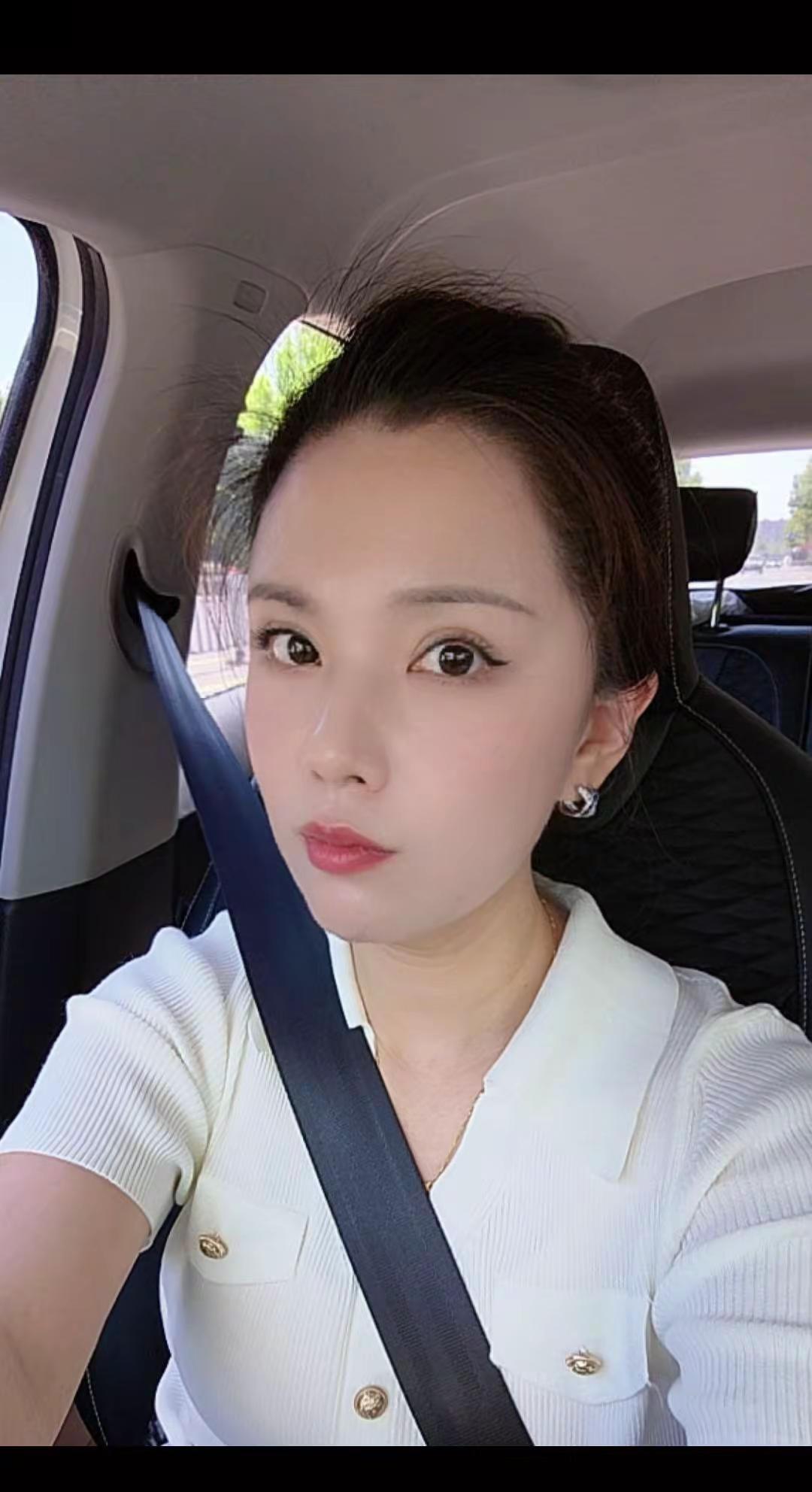 胖的原因找到了每天都是绝版的自己 又是装好看的一天 白色上衣搭配牛仔裤 开车碎碎